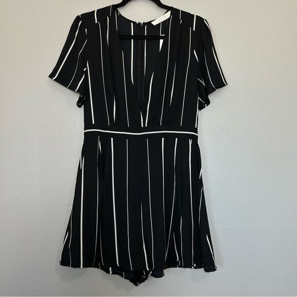 ASTR The Label Short Sleeve Deep V Striped Romper Black White Size Large - Picture 5 of 15